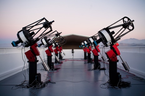 MEarth South, 8 telescopios de 40cm de apertura ubicados en Cerro Tololo, Chile. CREDITOS: https://www.cfa.harvard.edu/MEarth/Telescopes.html