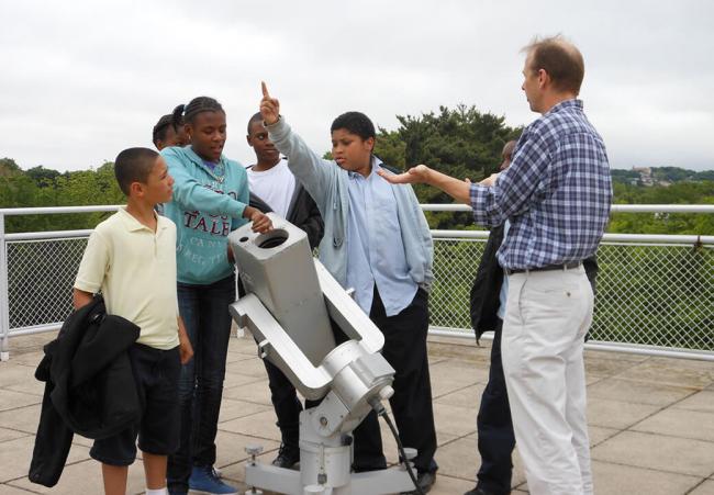 Students at MicroObservatory with Frank Sienkiewicz