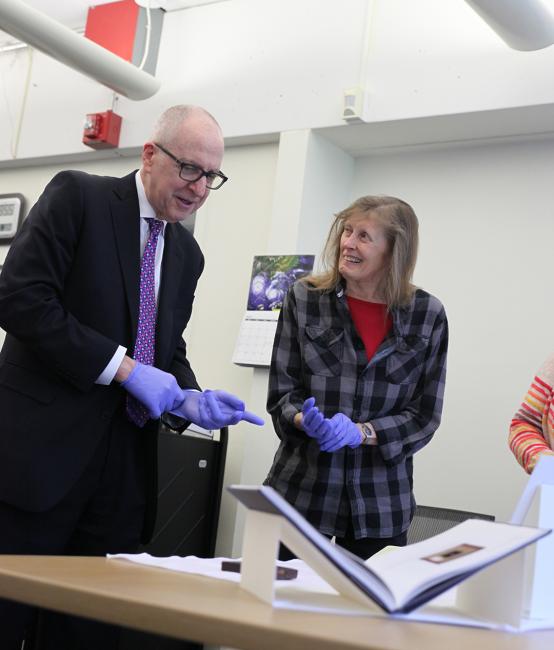 Secretary Skorton Visits the CfA