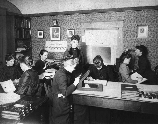Henrietta Swan Leavitt, Annie Jump Cannon, Williamina Fleming, Antonia Maury, and other women "computers"
